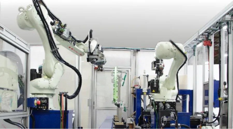 カワサキロボット3台が3Dビジョンを操纵してリベット打ちと塗布作業を行う