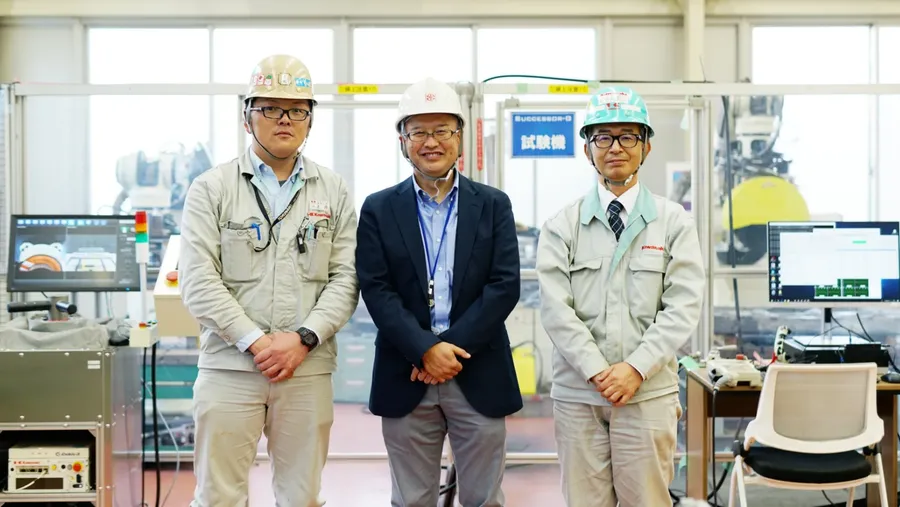 Directeur adjoint Takanori Kozuki de la section Promotion de la fabrication 2, directeur de section Jun Ishida de la division des ventes, directeur de la section Conception 1 Takanori Kiritoshi de la division Usine, tous de la société Energy Solution & Marine Engineering
