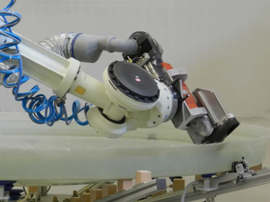 Producent zbiorników magazynowych rozszerza działalność Kawasaki Robotics ZT130S