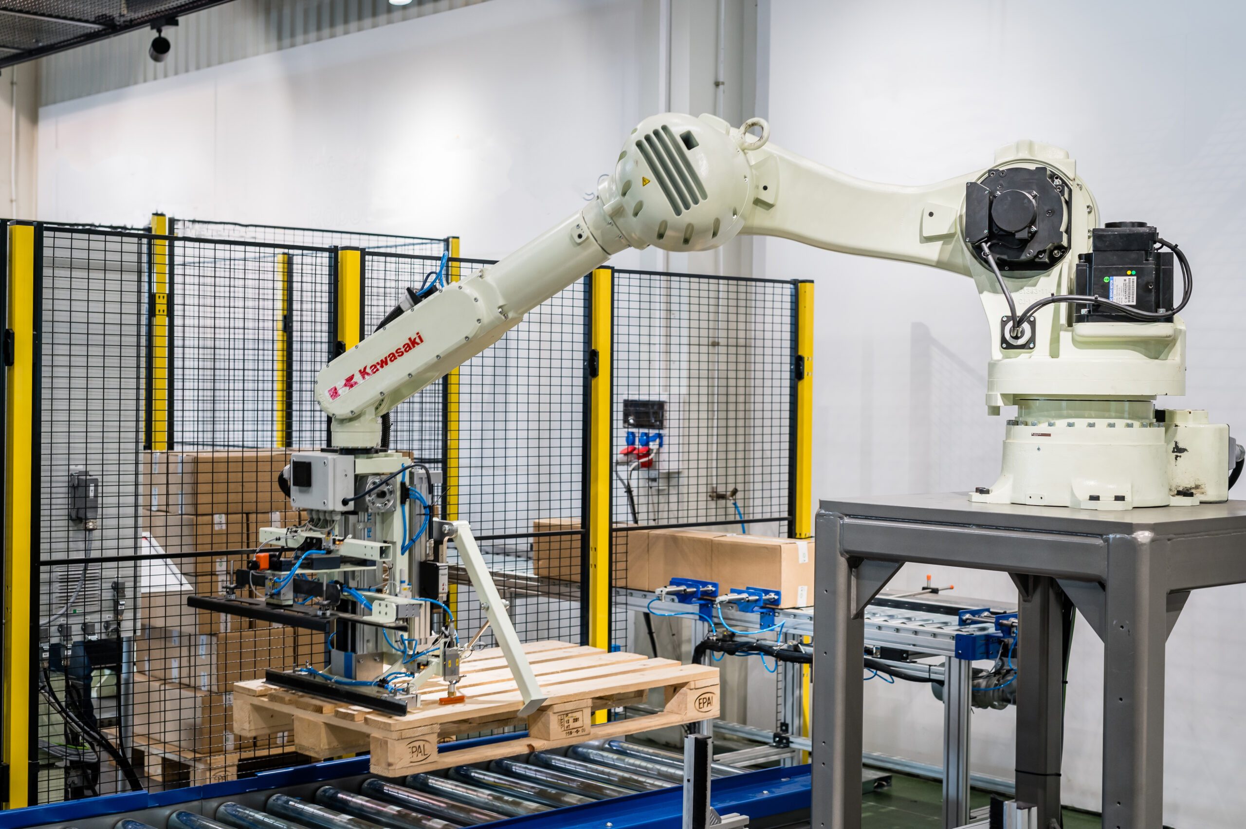 Robotizovaná paletizácia a balenie zaručujú primeranú efektivitu procesov a včasné odoslanie produktov.