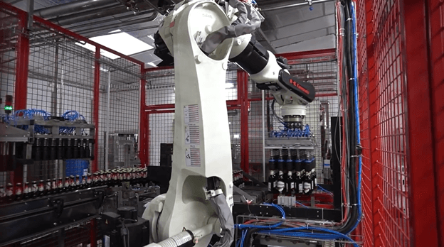 Linha de Produção Automatizada de Garrafas da Série BX da Kawasaki Robotics em Cervejaria Tradicional
