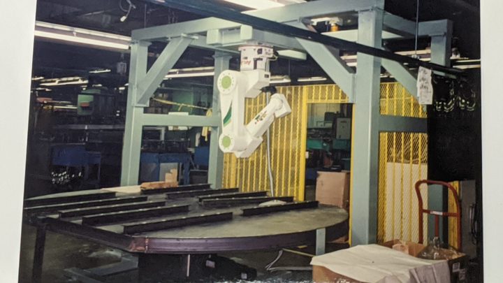 Robô de soldagem confiável por mais de 20 anos Kawasaki Robotics VN800